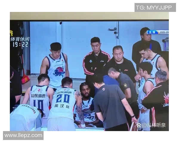 山西男篮与江苏男篮激战正酣谁能在这场对决中笑到最后